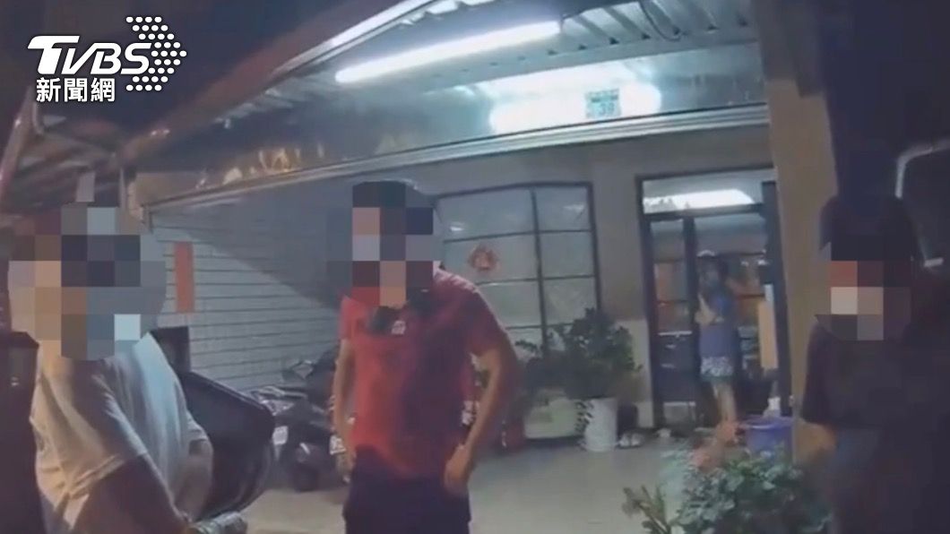 警方將車上6人全數帶回。(圖/TVBS)