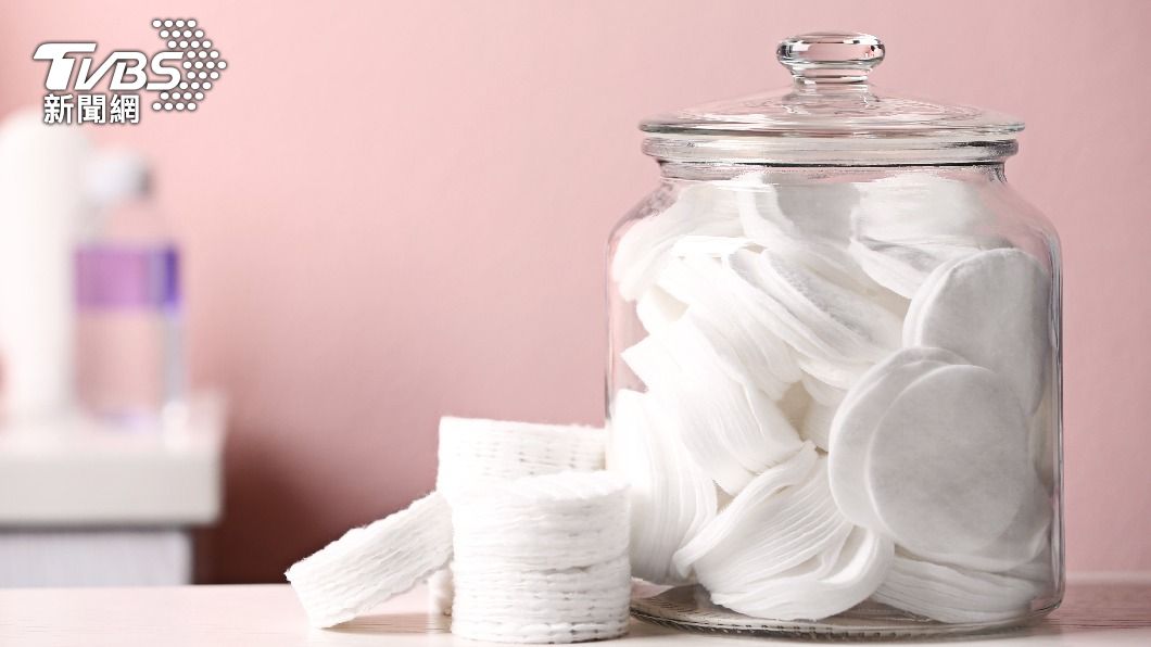 使用化妝棉或毛巾熱敷唇部3分鐘軟化唇部的角質。（示意圖／shutterstock達志影像）