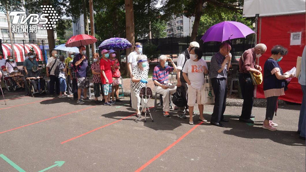 長者打疫苗首日 北市衛生局傍晚找醫院開會檢討