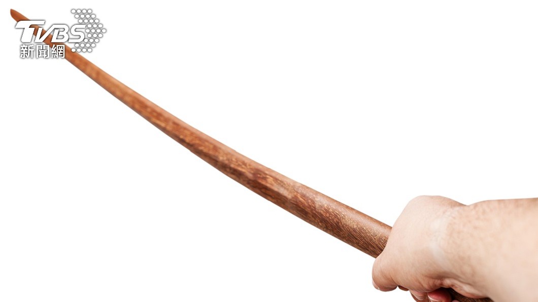 兒子竟拿木棍把母親打到眼球破裂導致視力受損。(示意圖/shutterstock達志影像)