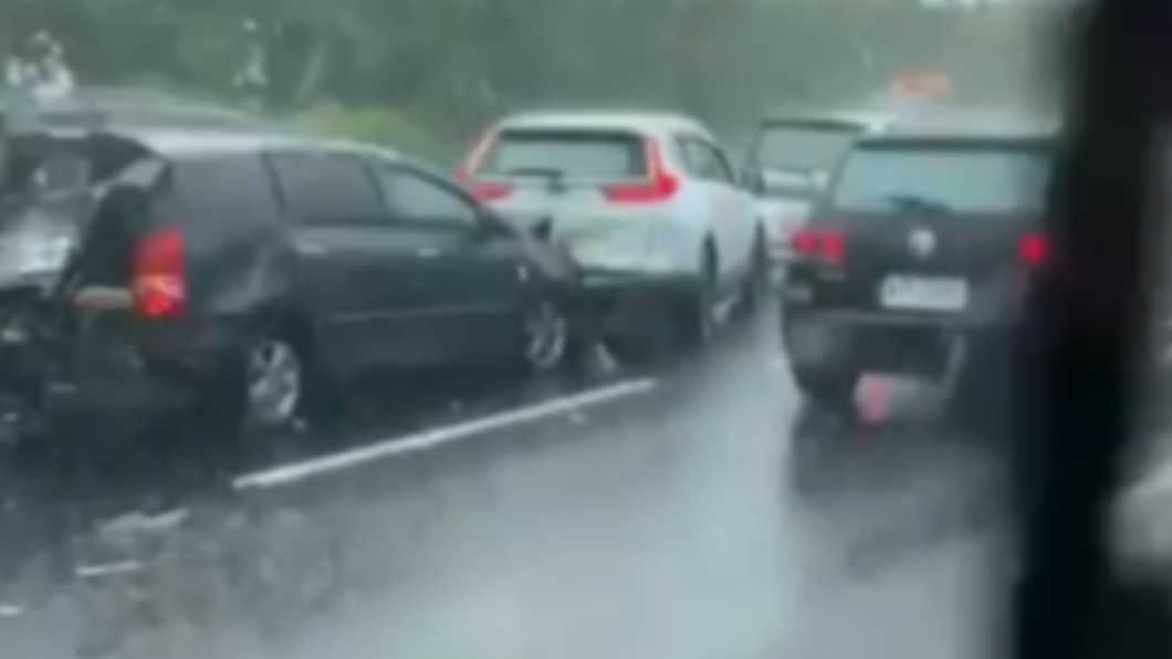 國1南下民雄段傳20車連環撞!3人受傷送醫路段回堵
