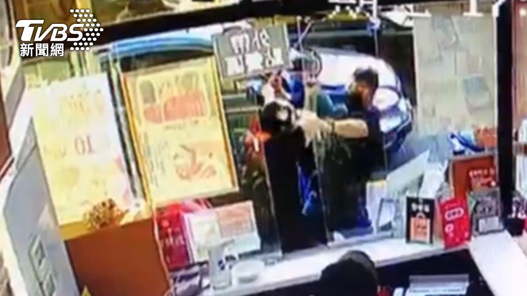 囂張!4惡煞持甩棍當街痛毆擄人 為的竟是千萬跑車