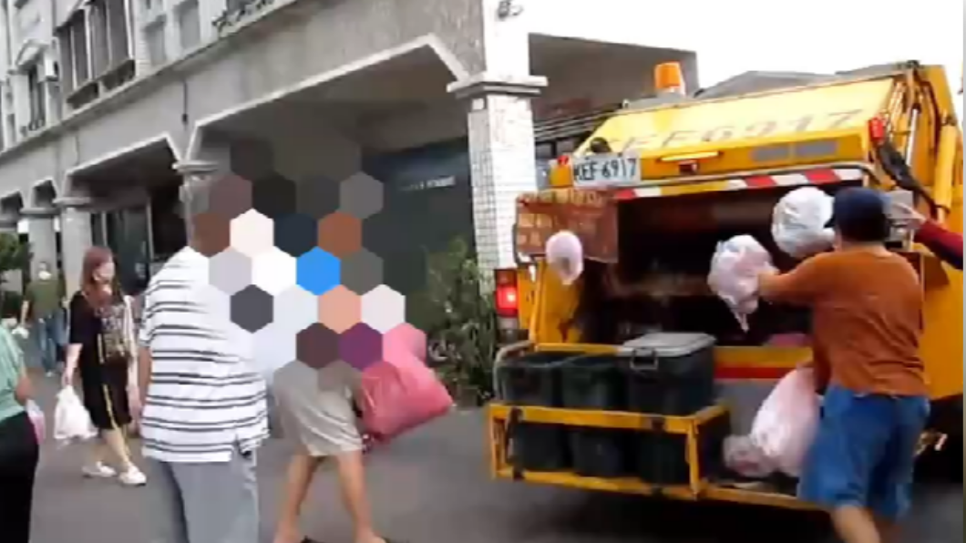 環保局舉發未戴口罩倒垃圾的民眾。(圖/高雄市環保局提供)