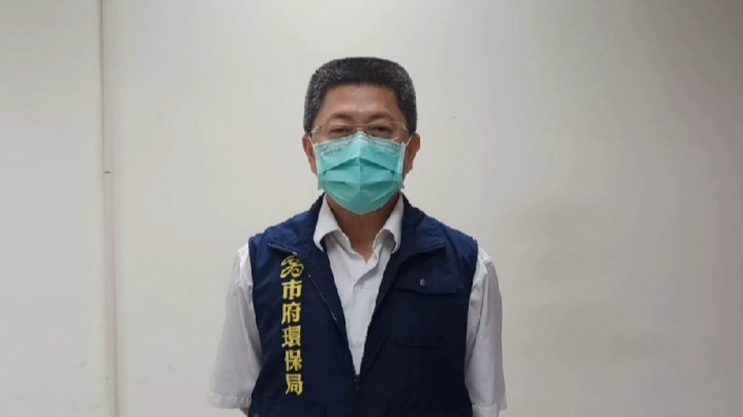 環保局環境稽查科科長黃家俊指出,至今共舉發327件倒垃圾未戴口罩。(圖/高雄市環保局提供)