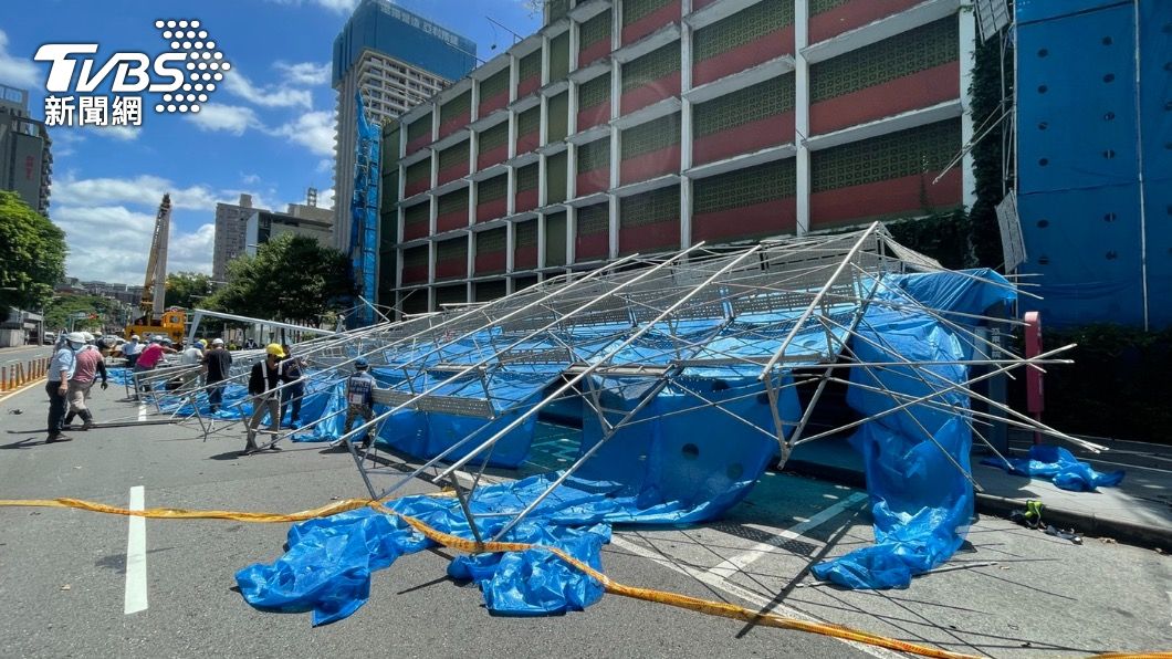驚！整片鷹架倒塌壓2車道　騎士見帆布狂搖緊急停車未傷