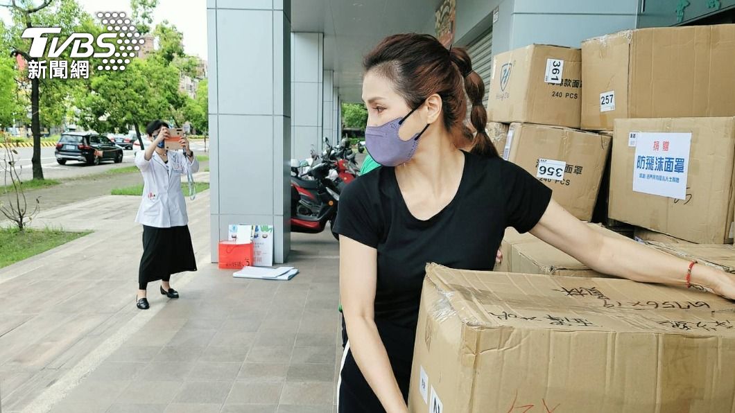 梁又南親自搬運物資。(圖/民視提供)