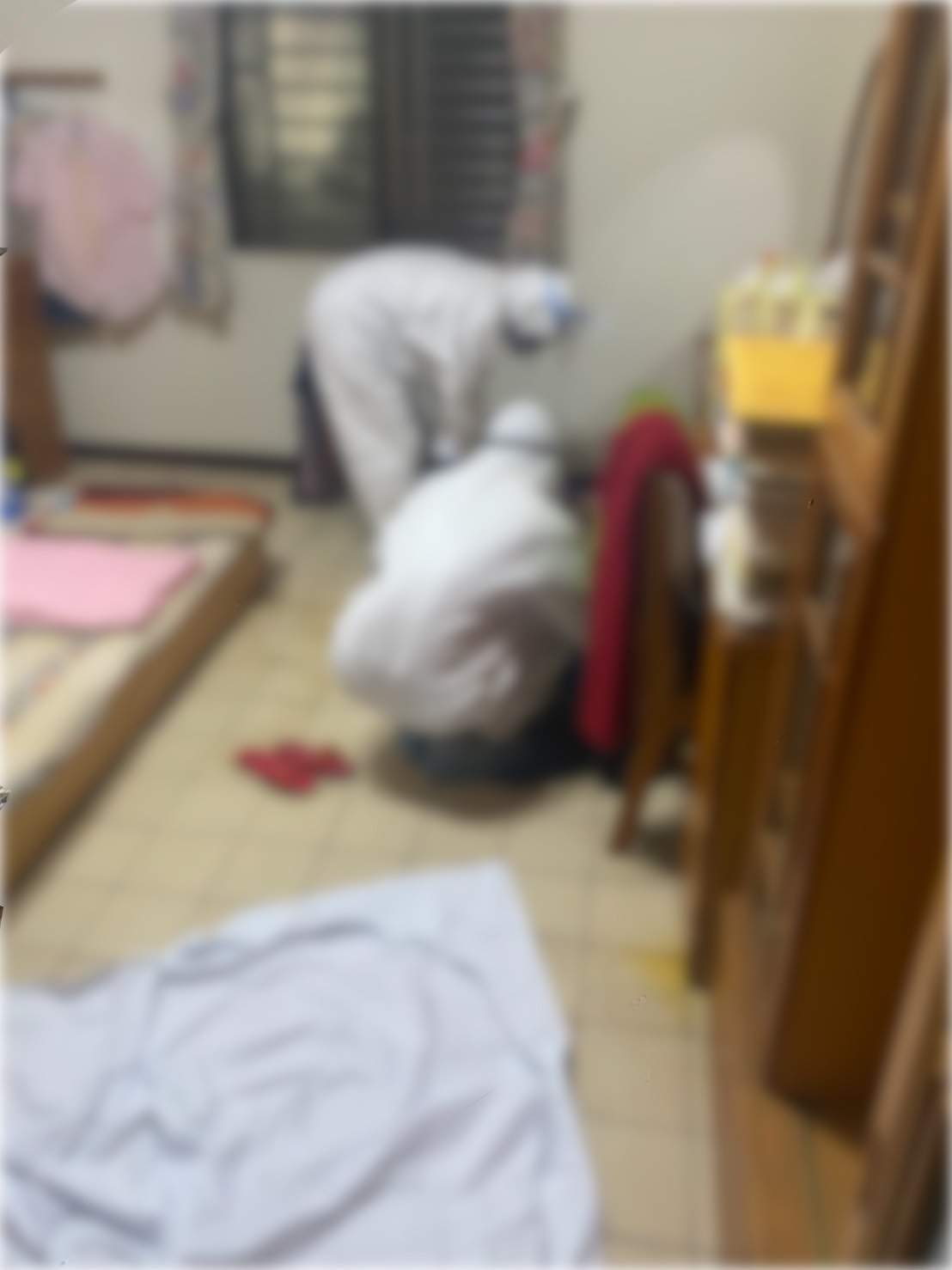婦人倒臥住家臥室。(圖/讀者提供)