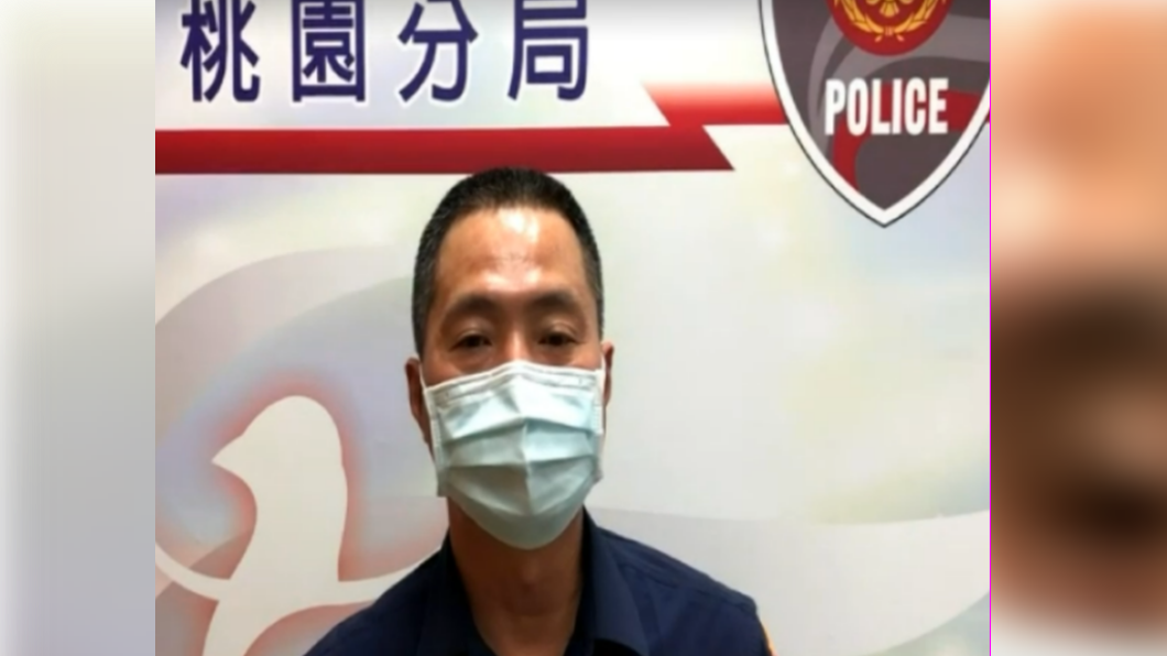 林榮貴說,婦人懸掛窗外時,警方先用水管將婦人固定,等消防到場救援。(圖/警方提供)