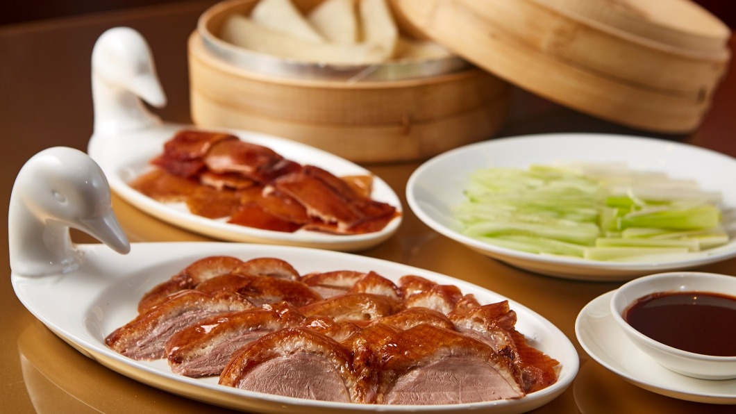 香格里拉台北遠東國際大飯店推出超欠吃烤鴨經典餐。(圖/翻攝自香格里拉台北遠東國際大飯店臉書)