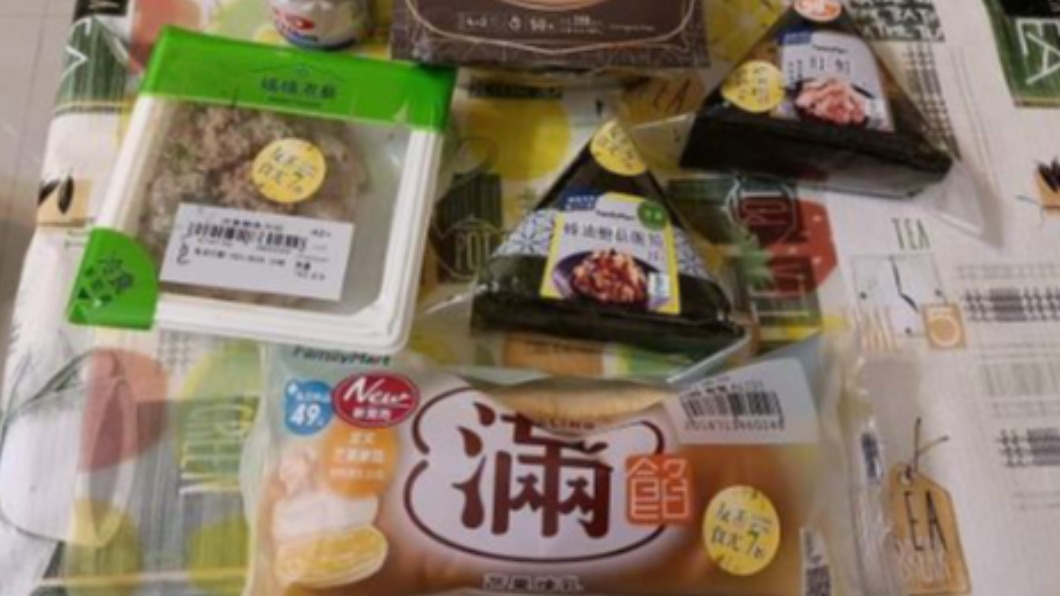 女子為了省錢買即期品。(圖/翻攝自爆廢公社)