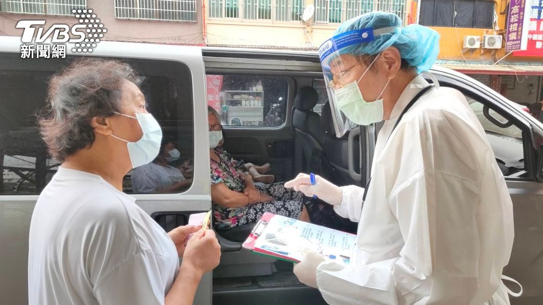高雄山區長者疫苗接種 行動不便坐車上也可施打