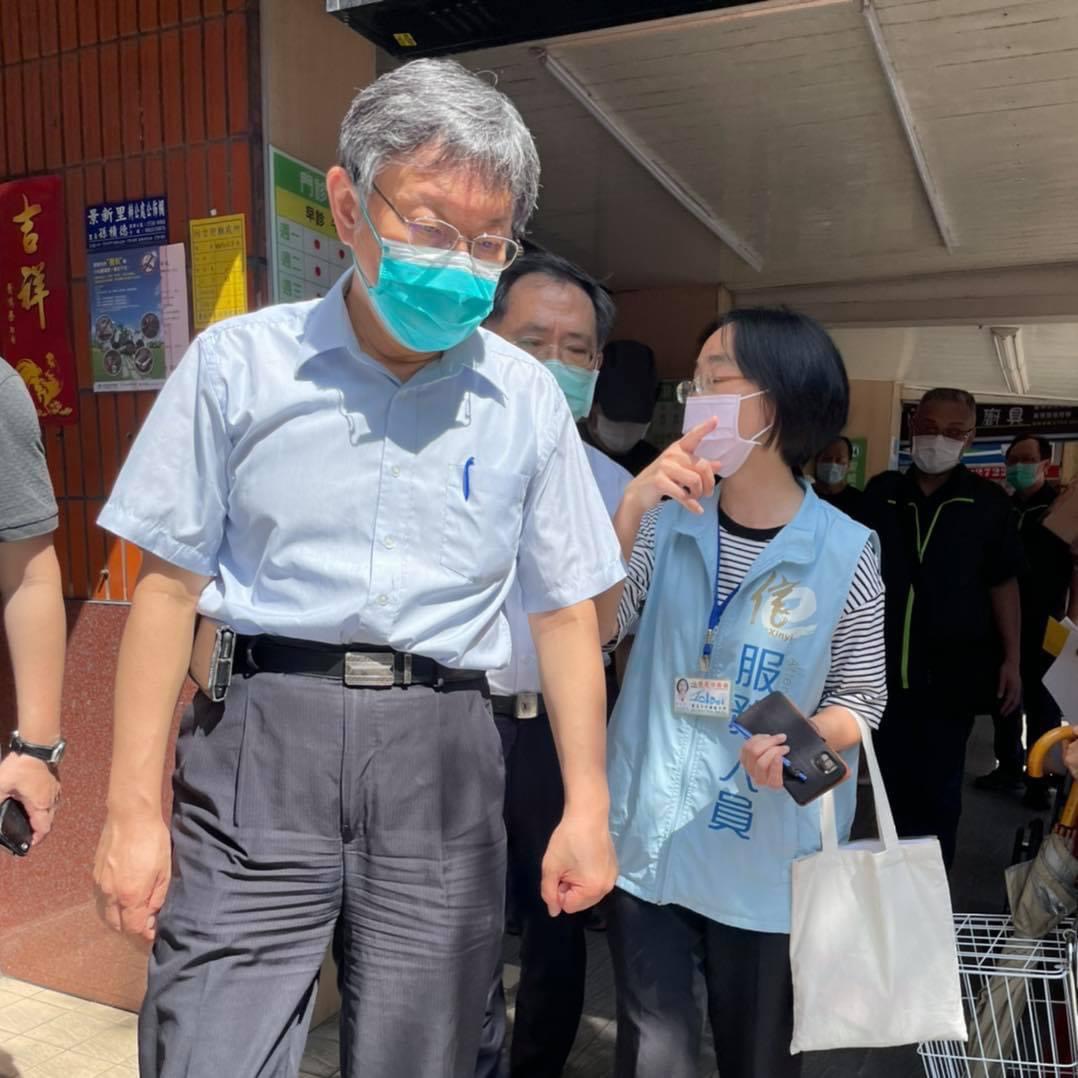 柯文哲因疫情忙碌身形消瘦也引網友心疼。(圖/柯文哲Facebook)