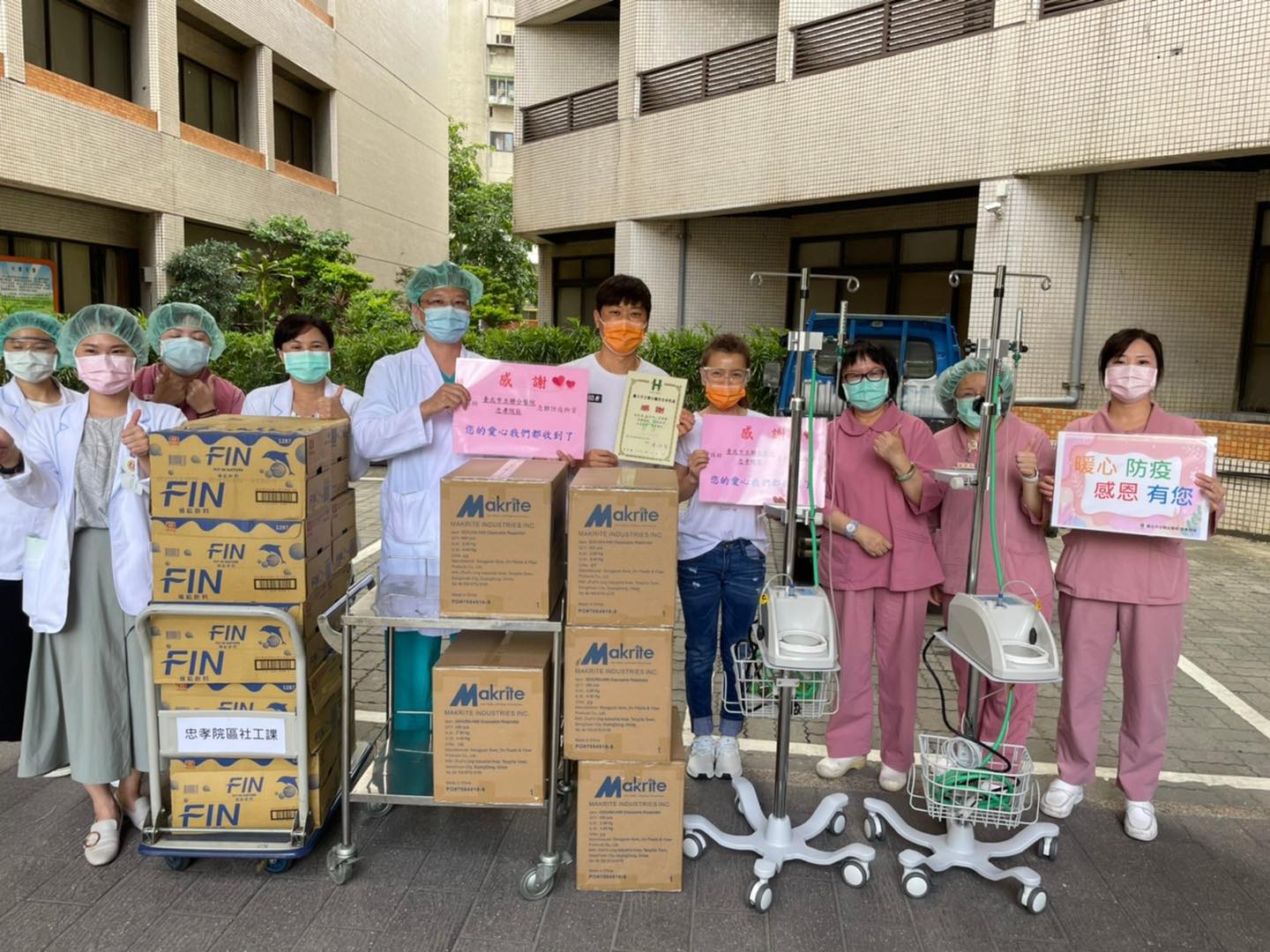 侯昌明、曾雅蘭捐贈「救命神器」、口罩等物資。(圖/翻攝自侯昌明臉書)