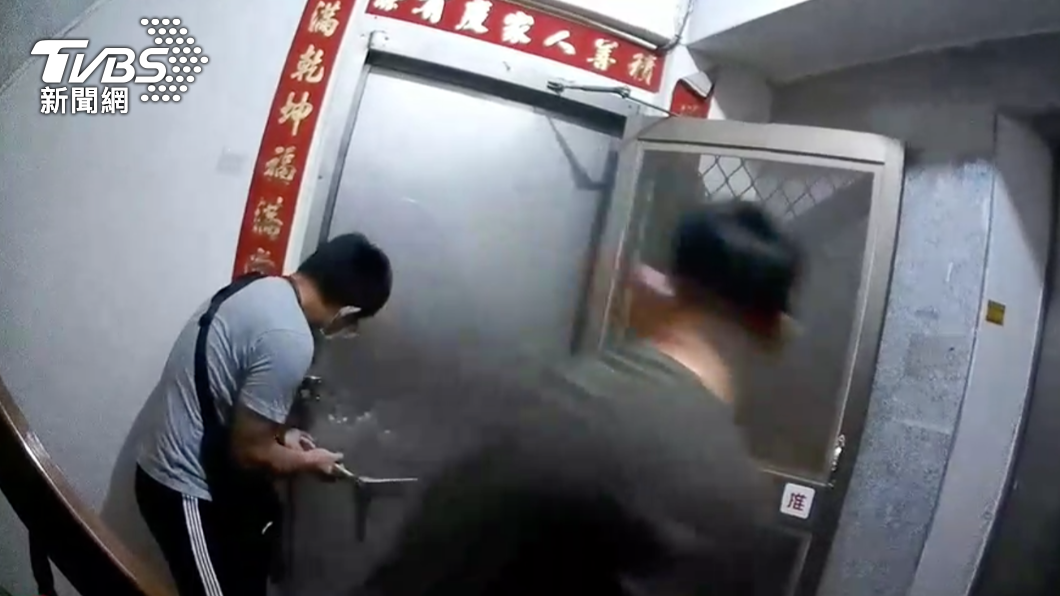 員警破門進入職業賭場。(圖/警方提供)
