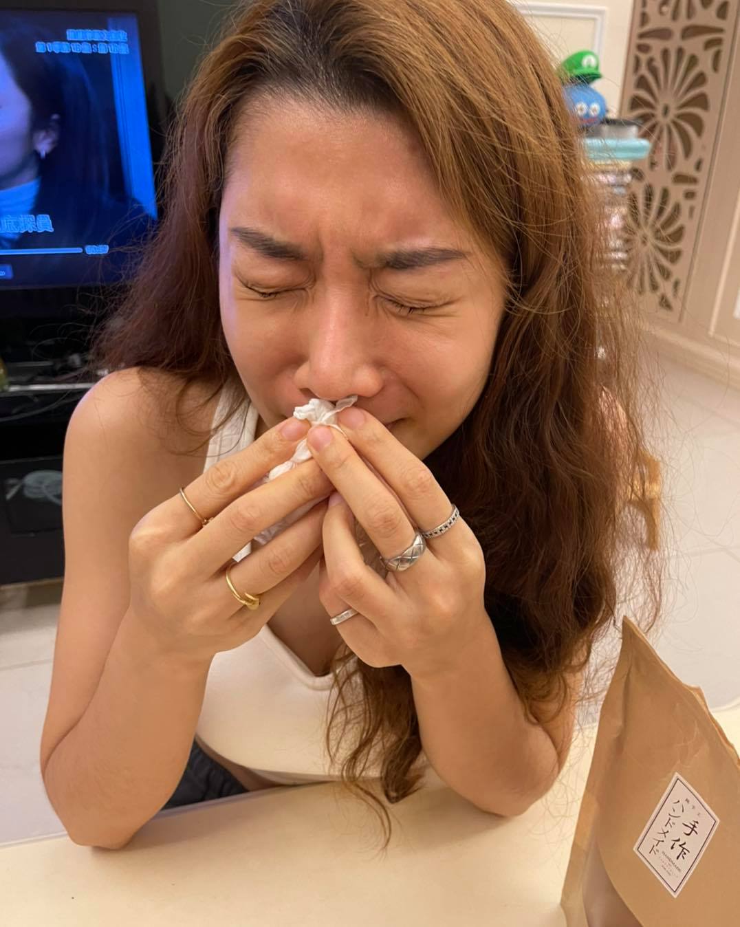 納豆女友依依嘗試後表情超崩潰。(圖/翻攝自納豆臉書)