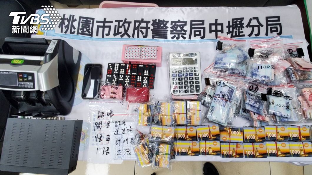 警方扣得賭具及現金等。(圖/警方提供)