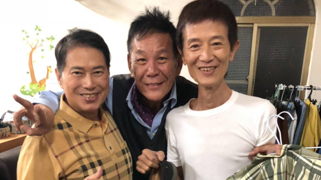 長青(左1)曾飾演《鳥來伯與十三姨》的「香腸伯」。(圖/翻攝自長青臉書)