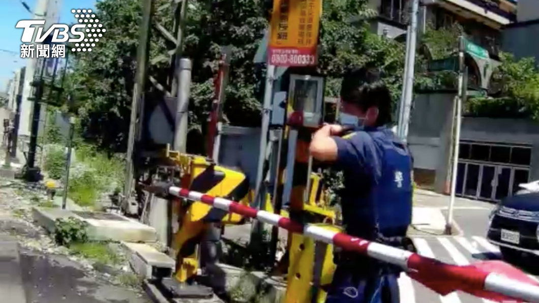員警壓下緊急按鈕避免列車繼續行駛。(圖/TVBS)