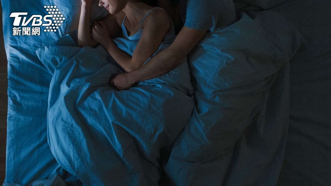 男方每晚與媽媽一起睡覺。（示意圖，非當事人／shutterstock 達志影像）