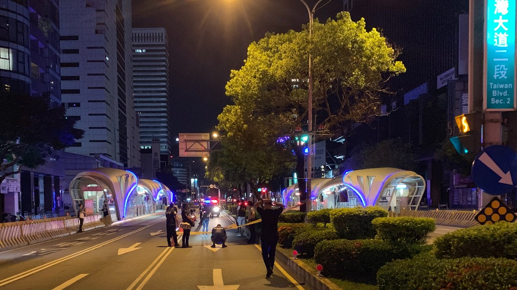 警方到場發現女子路倒分隔島旁,已無生命跡象多時,未送醫急救。(圖/民眾提供)
