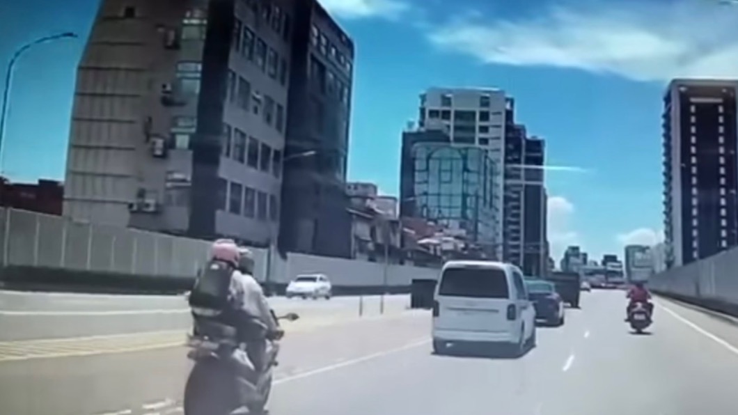 騎士本來在中線車道。(圖/Facebook八卦村 - 行車紀錄器影片上傳中心)
