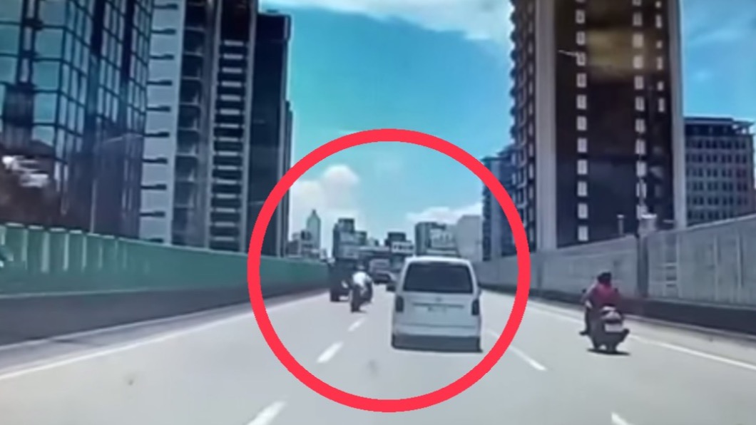 為了超車加速結果女乘客摔車。(圖/Facebook八卦村 - 行車紀錄器影片上傳中心)