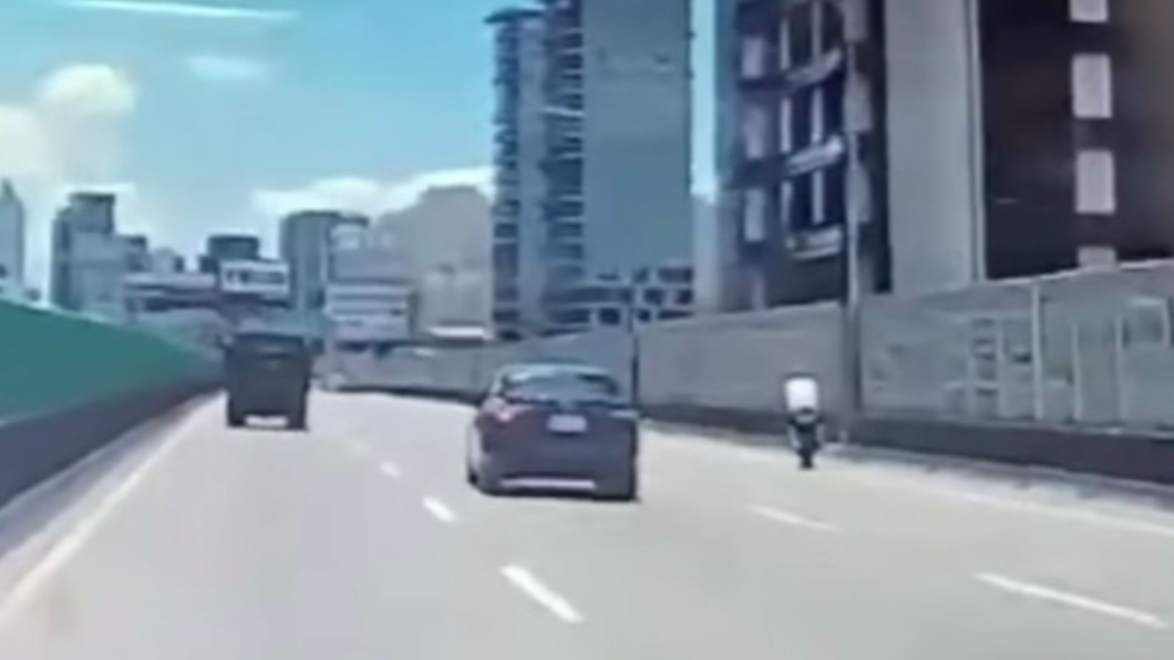 意外發生後騎士停靠路邊。(圖/Facebook八卦村 - 行車紀錄器影片上傳中心)