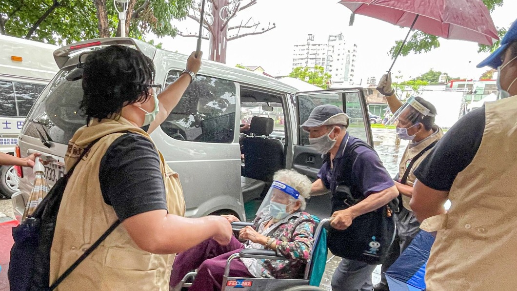 長輩打疫苗遇雨社工貼心幫撐傘 潘孟安致謝滿滿的溫度