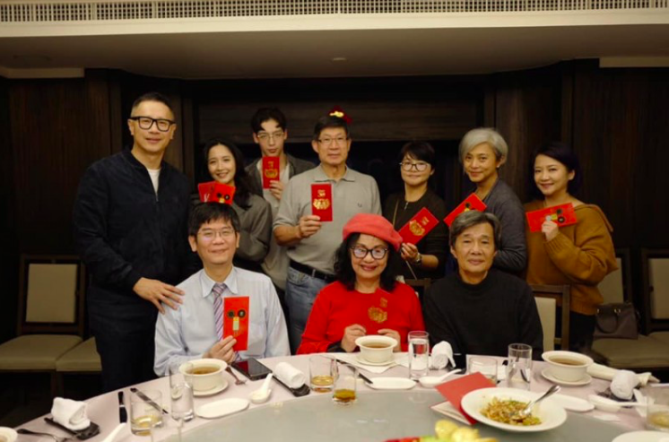 蕭紅梅(後排右二)近況曝光。(圖/翻攝自黃雅珉臉書)
