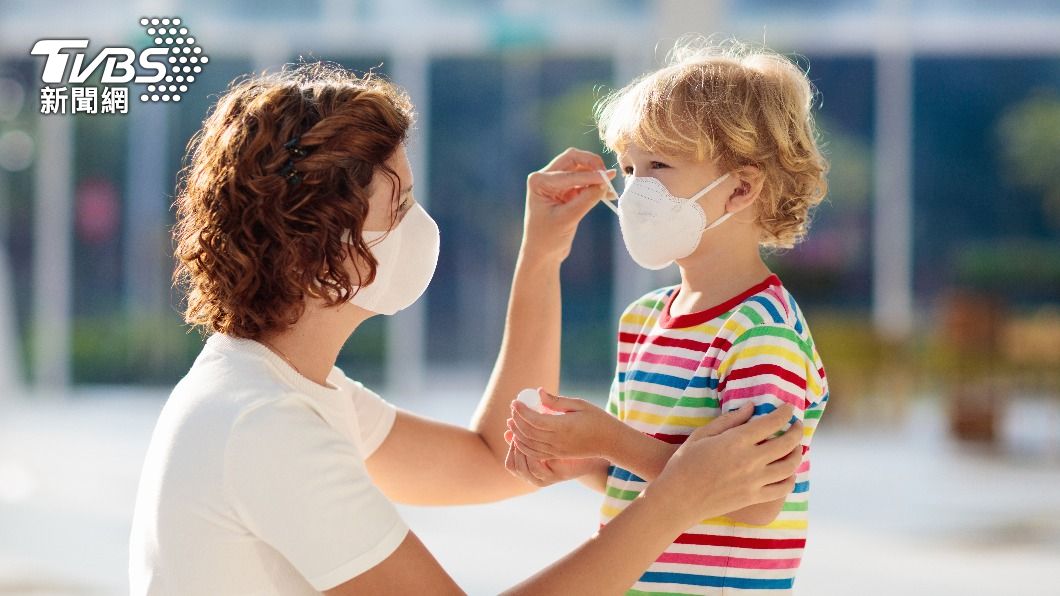 疫情期間，口罩成防疫必備。（示意圖／shutterstock達志影像）