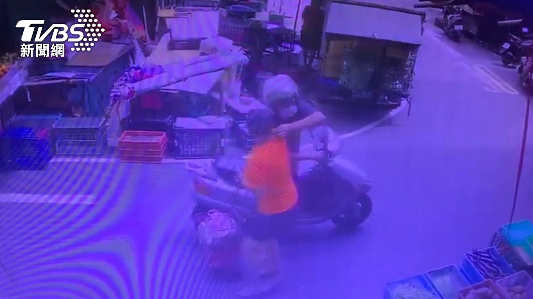 台北太平市場飛車搶劫!婦人買菜遭搶金項鍊 追匪跌倒傷