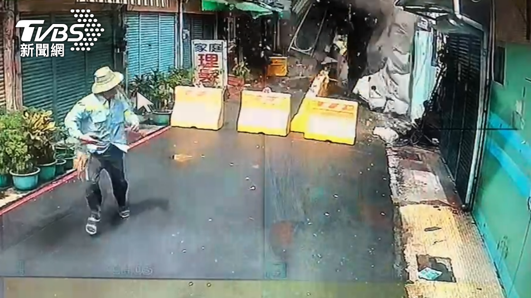外牆倒榻瞬間，民眾拔腿狂奔。（圖／警方提供）
