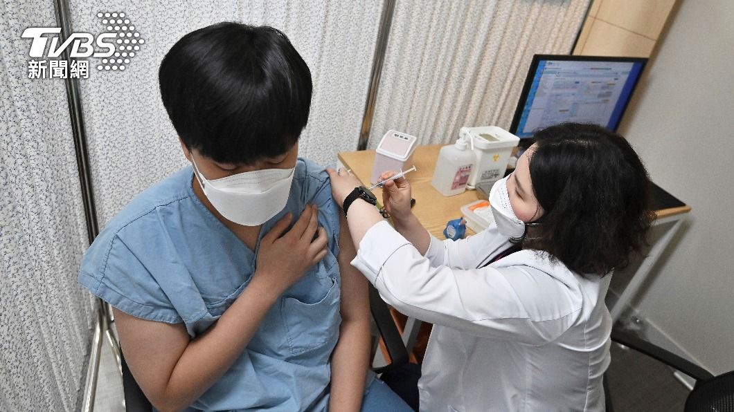 醫事人員亦列為優先接種族群。(圖/達志影像美聯社)