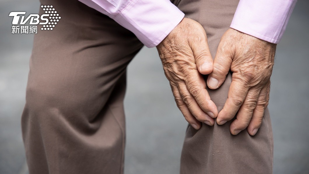 男大生進一步檢查發現其骨質密度竟比老年人還低。（示意圖／shutterstock達志影像）