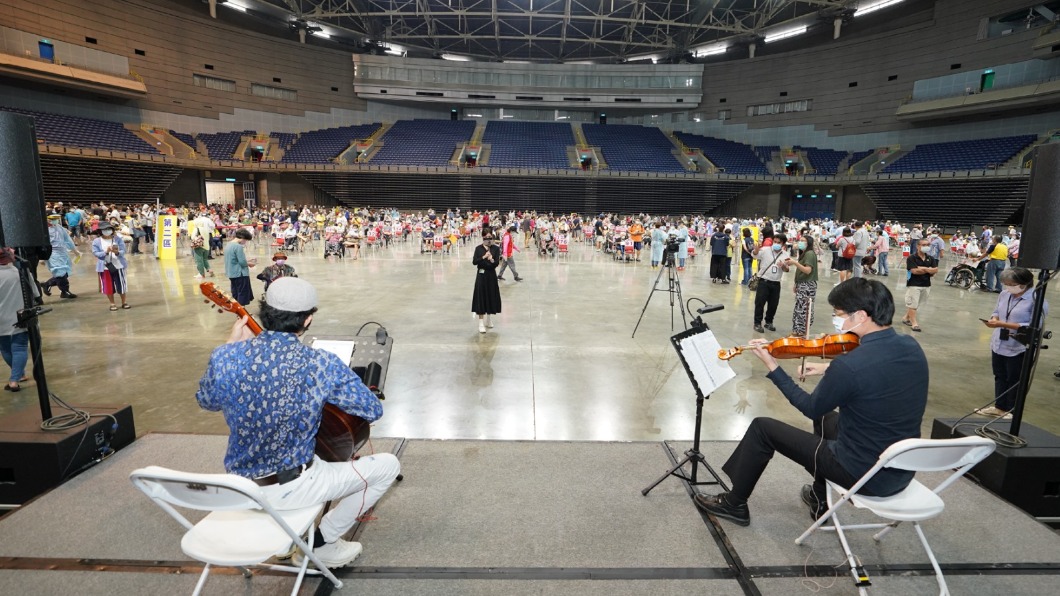 高雄市府在疫苗施打現場安排小提琴演奏表演，成功掀起話題。（圖／翻攝自陳其邁臉書）