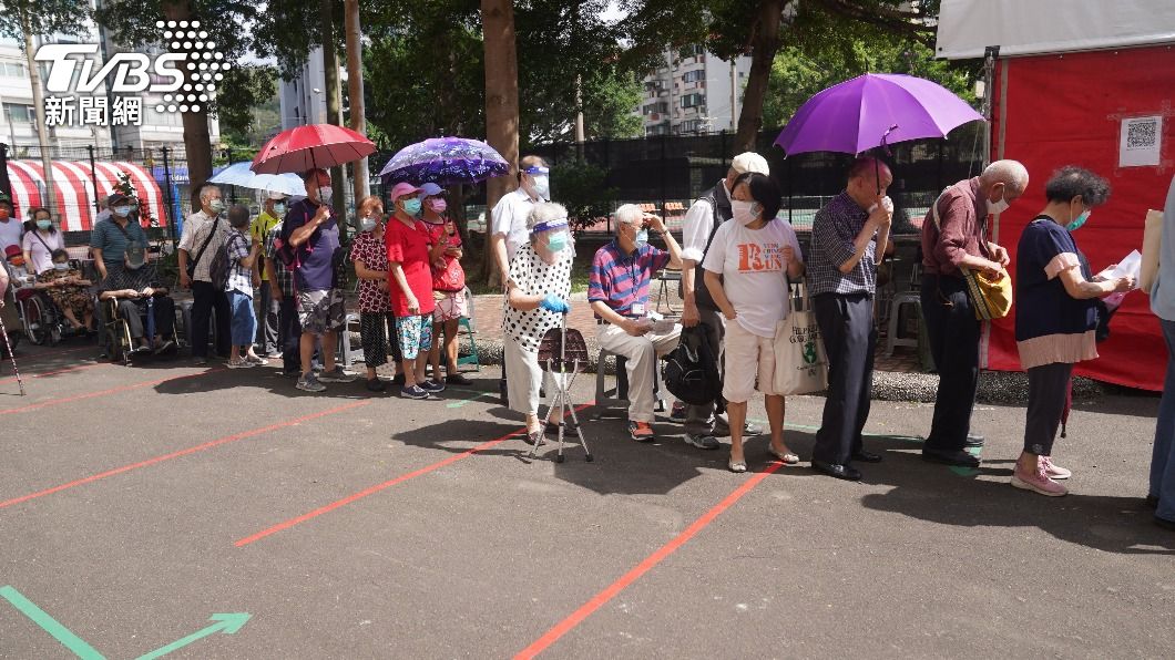 防老人大熱天奔波打疫苗 指揮中心籲彈性安排