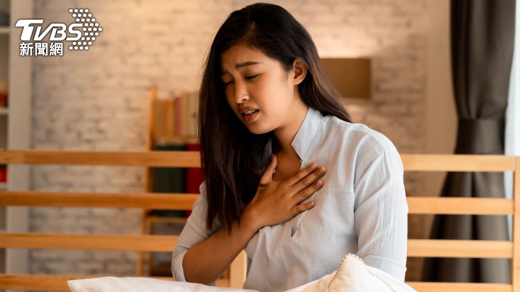 13%患者有胸悶、喘不過氣的感覺。(示意圖/shutterstock 達志影像)