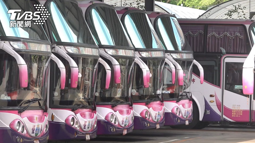 交通部放寬旅行團規定,交通工具安排旅客座位相間隔(大車上限20人),車內不得用餐。(圖/TVBS資料畫面)