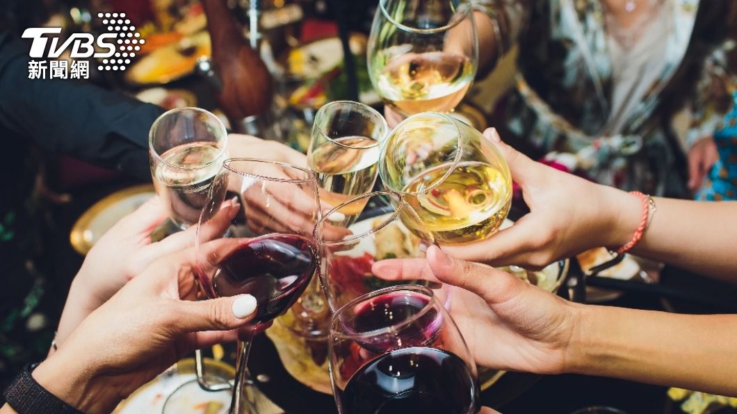 千葉大醫院研究還表明,每天飲酒的人比不喝酒或少喝的人的抗體量再低出許多。(示意圖/shutterstock 達志影像)