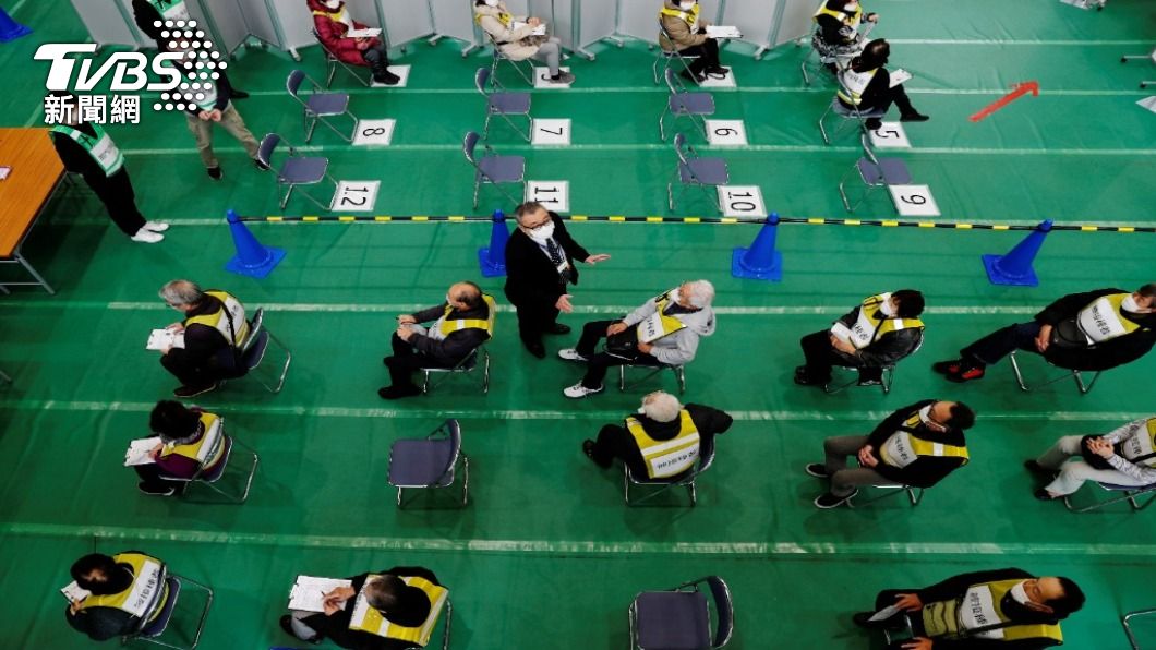 日本目前大規模實施年長者疫苗施打，預計在六月底進入企業、校園階段。（圖／達志影像 路透社）
