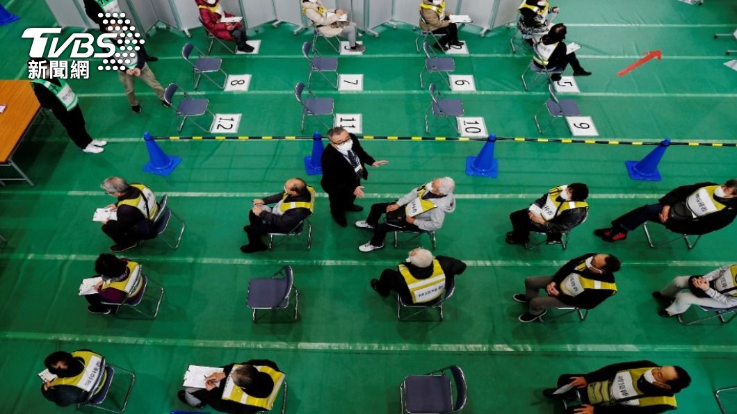 日本民眾排隊等候疫苗施打。(圖/達志影像 路透社)