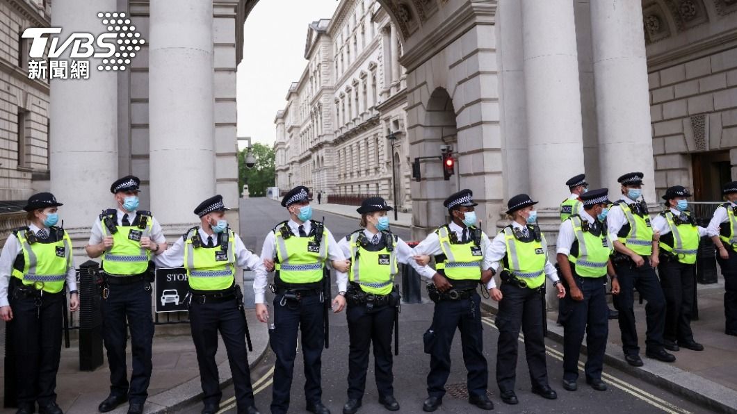 英國政府在抗議現場部署大量警力。（圖／達志影像 路透社）