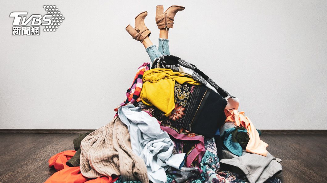 網友公認買衣服最浪費錢。(示意圖/Shutterstock達志影像)