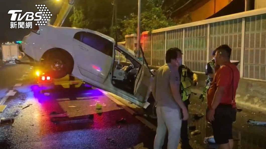 國道輾積水「打水漂」自撞 車成廢鐵副駕女重傷不治