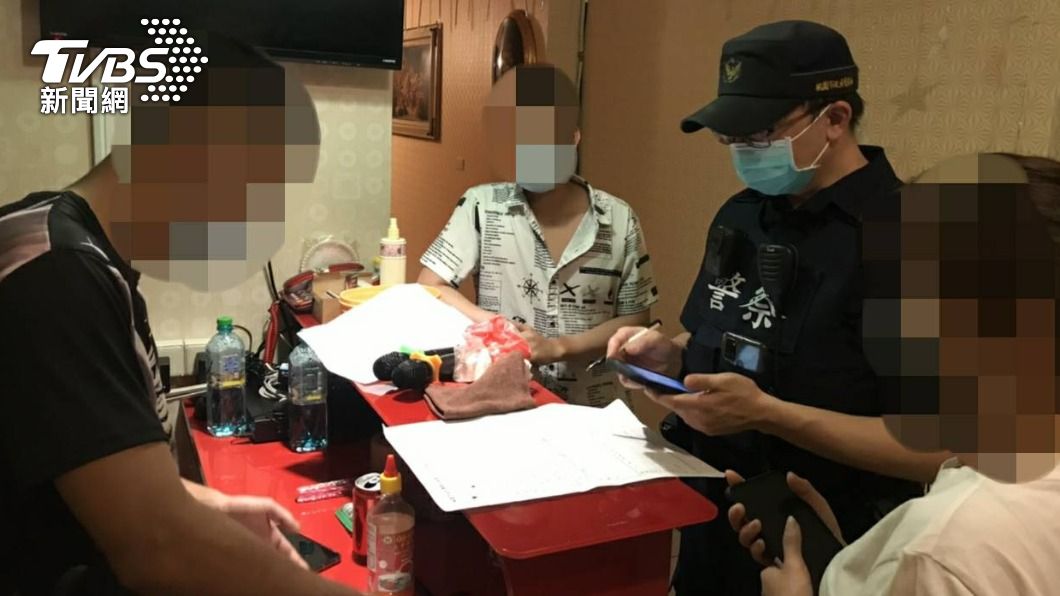警方蒐證後開出舉發通知書。(圖/TVBS)