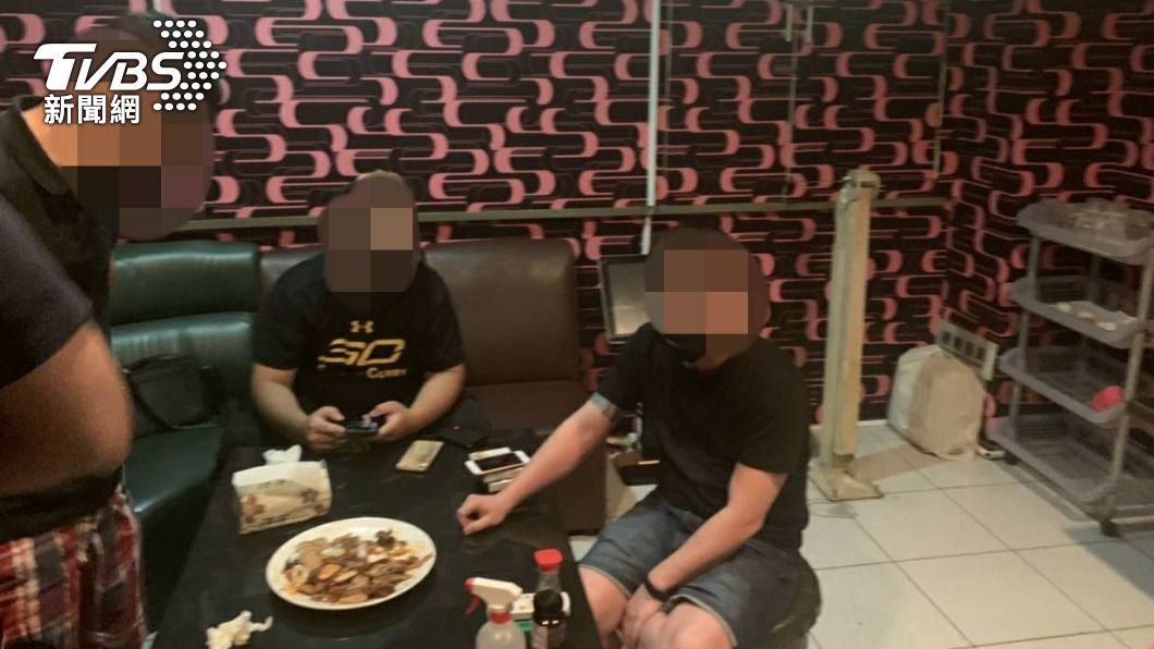 6樓KTV內有三人正在飲酒聊天。(圖/TVBS)