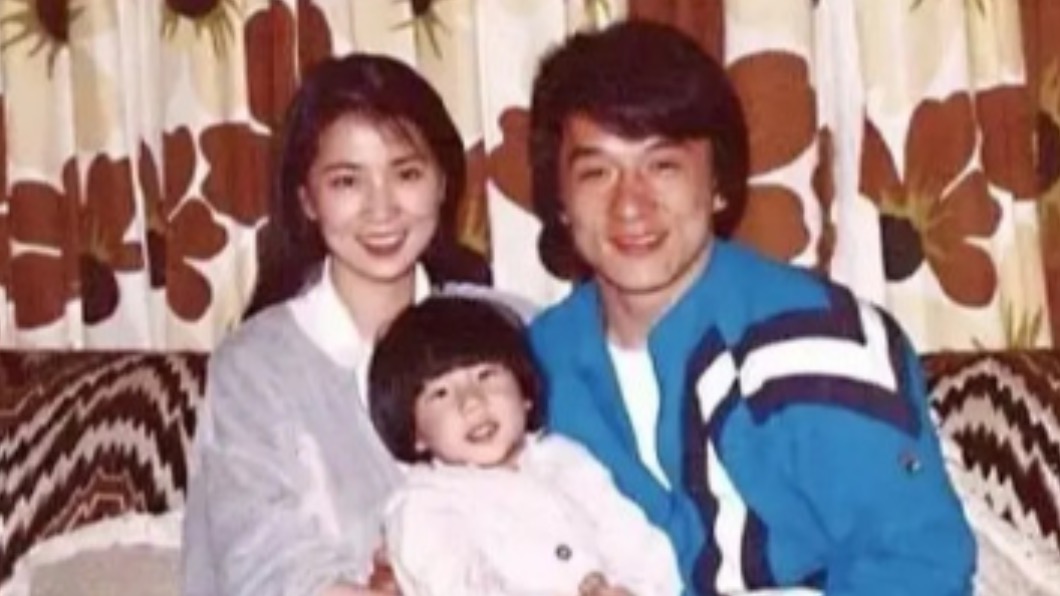 成龍、林鳳嬌結婚39年。(圖/翻攝自微博)