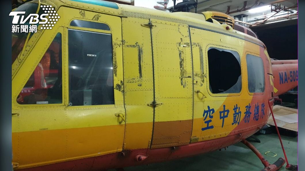 扯!醉漢溜退役直升機內睡覺 艙內悶熱竟拿磚砸窗