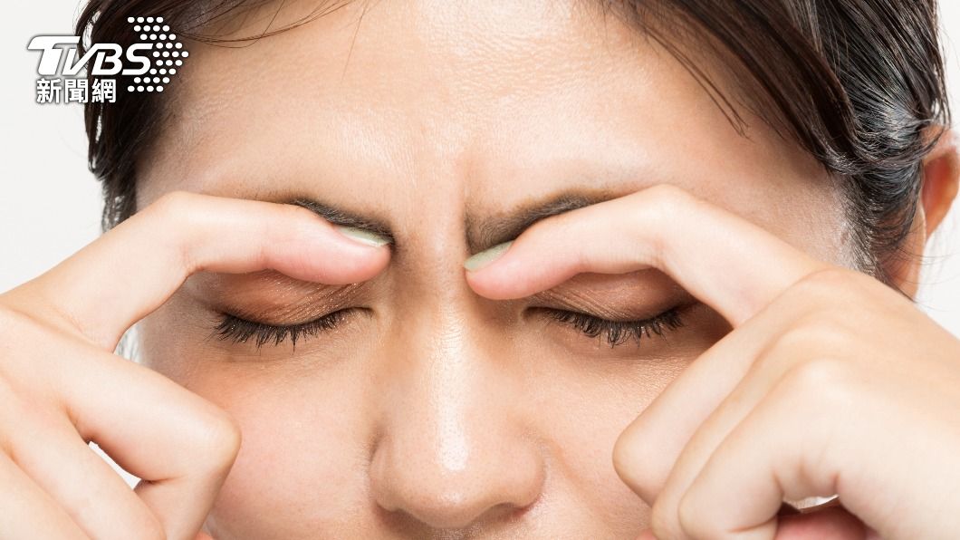 搭配眼部按摩更有效消除黑眼圈。(示意圖,非當事人/shutterstock達志影像)