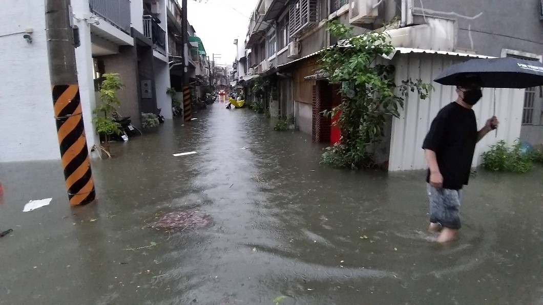 台南永康居民外出困難,水已經淹至膝蓋。(圖/TVBS)